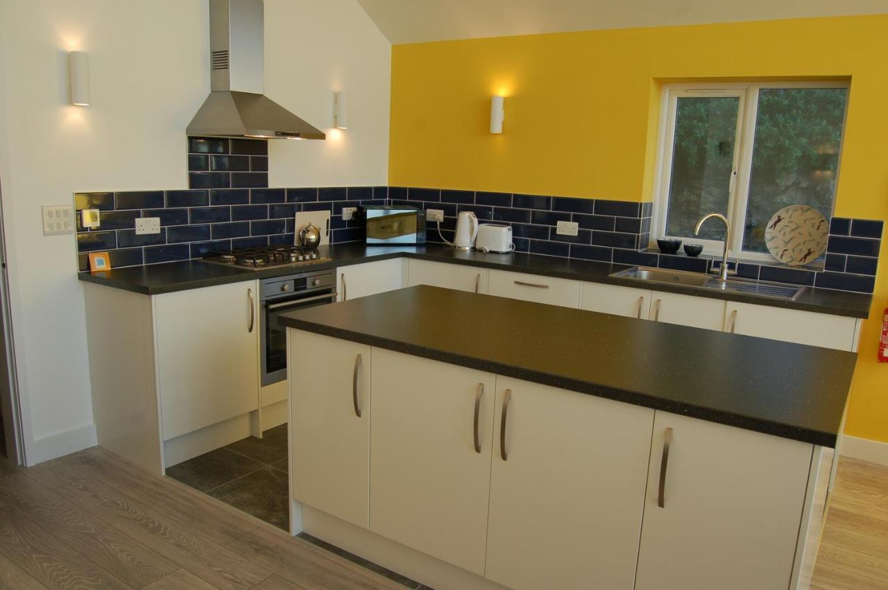 Beautiful, Modern Villa 5 Mins Walk From The Stunning Bay At Trearddur Holyhead Exterior foto